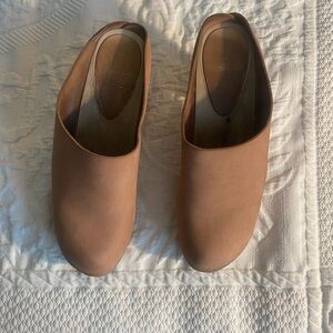 Bryr Clementine Clogs in Clay
